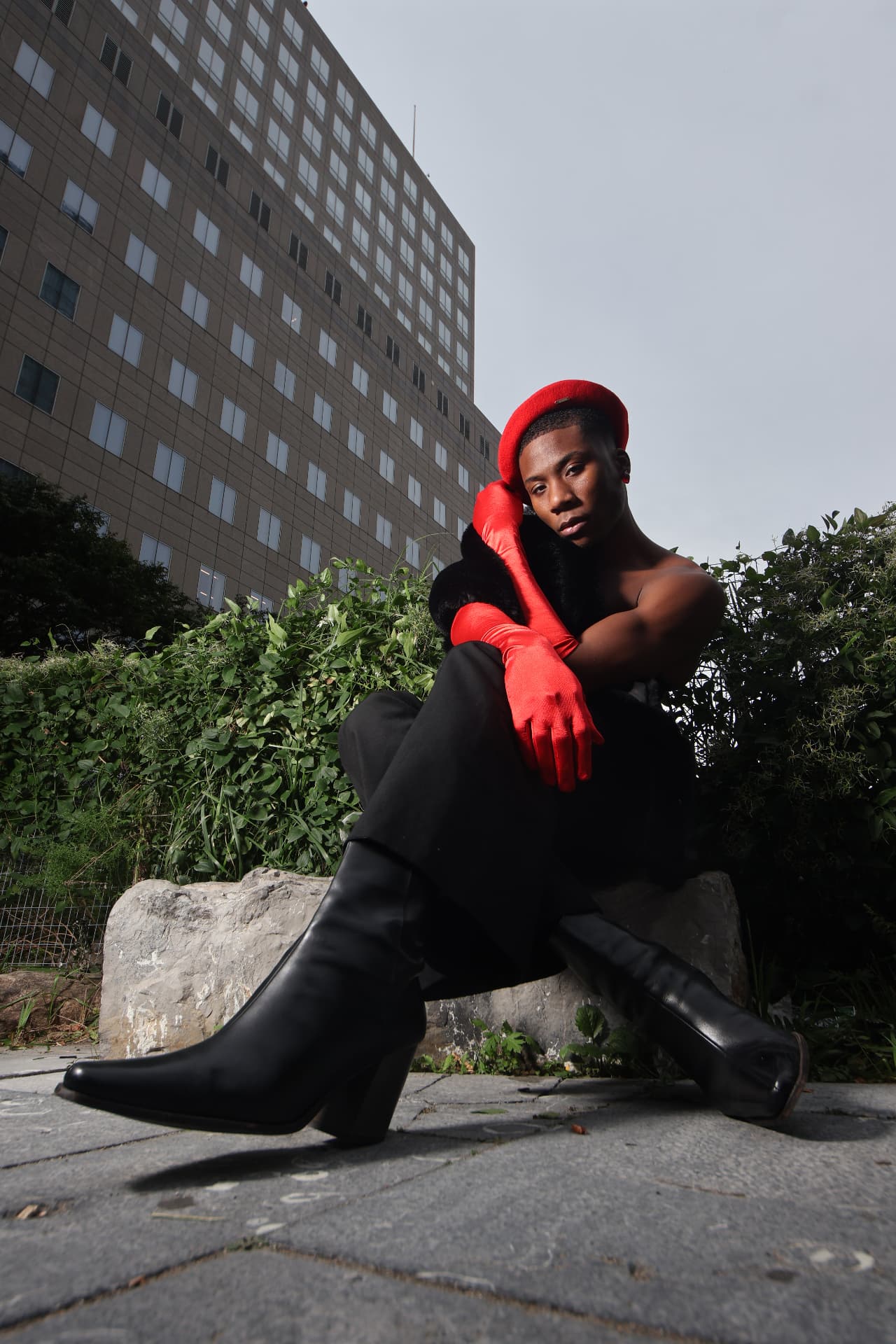Rouge / Seated